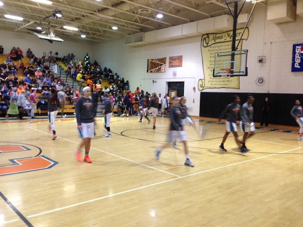 BayAreaHoopsfl's tweet photo. GBB Plant City vs Strawberry Crest. #UndefeatedBattle http://t.co/t4ScqWiUi5