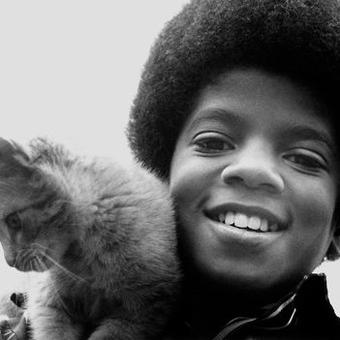HistoriaDiceQue's tweet photo. Michael Jackson y su gato. http://t.co/JobFroExCX