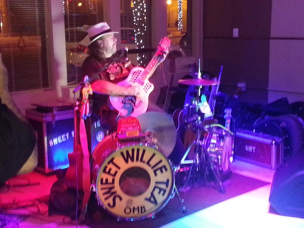 MrBsPub's tweet photo. Come see Sweet Willie Tea live on stage now at Boo's. http://t.co/cEeEGLgyoI