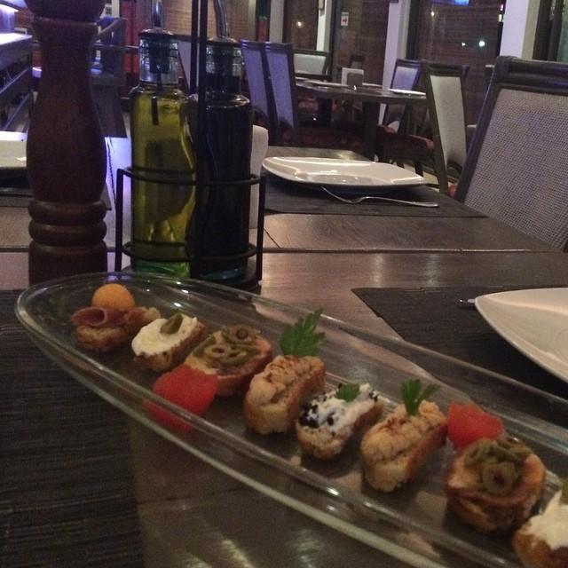 HumbertoCastr65's tweet photo. Listas nuestras tapas de obsequio con tu botella de vino. ¡Los esperamos! #mantura #bistro #chetumal #mexico #tapas http://t.co/sqZa0qCyTl