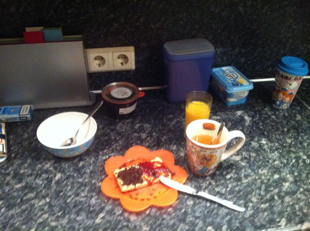 MennovdBorg's tweet photo. Ontbijtje gemaakt voor mijn dochter @KLM stewardess, koffie voor paps en bbrrrr het is koud buiten!! http://t.co/QsyuKZCUdw