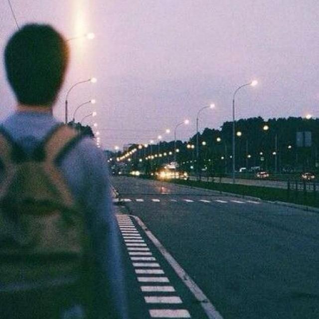 لو رأيت الكل يمشي عكسك . . لاتتردد إمشي .. حتى لو أصبحت وحيداً .. فـ[الوحدة] خيرٌ من ان تعيش عكس نفسك لإرضاء غيرك .."