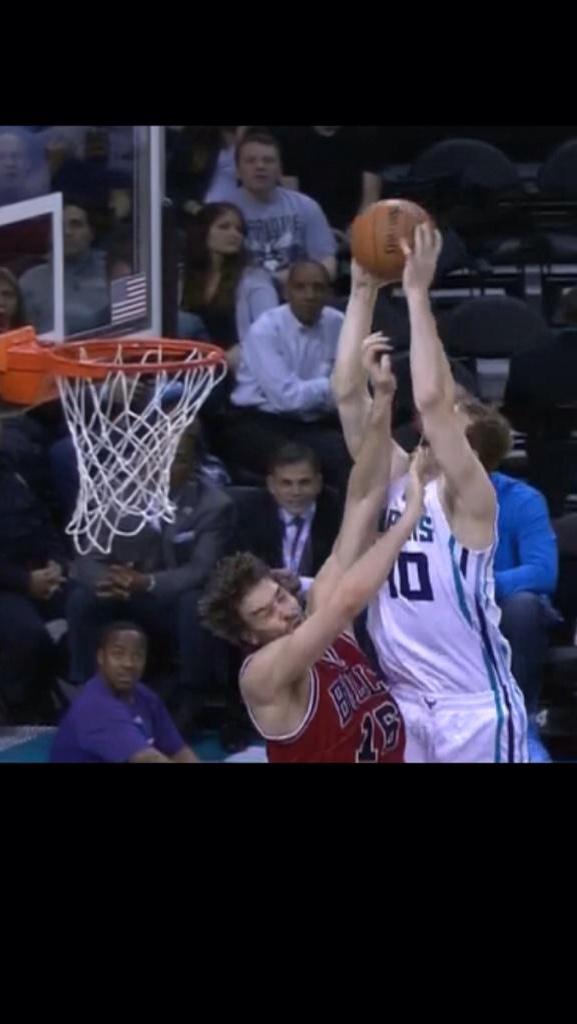 WhiteBballPains's tweet photo. When a white boy has a poster dunk #WhiteBballSuccess http://t.co/FoIMmBnhPK