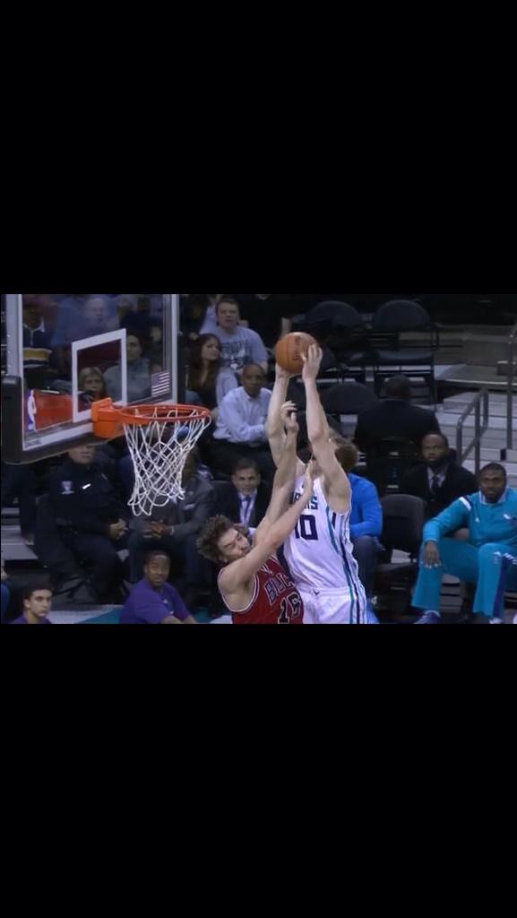 WhiteBballPains's tweet photo. When a white boy has a poster dunk #WhiteBballSuccess http://t.co/FoIMmBnhPK