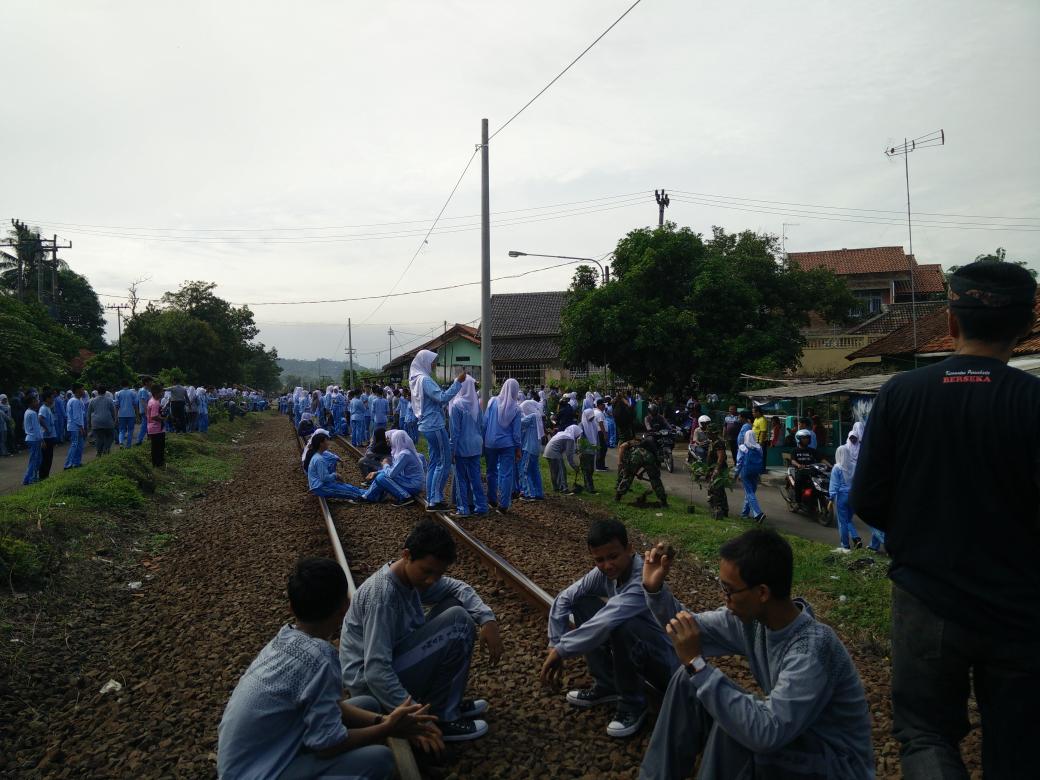 kecpurwakarta1's tweet photo. Penanaman pohon oleh siswa SMUN I PWK, dilokasi kertabumi kel nagri kidul http://t.co/i37njF8k9A
