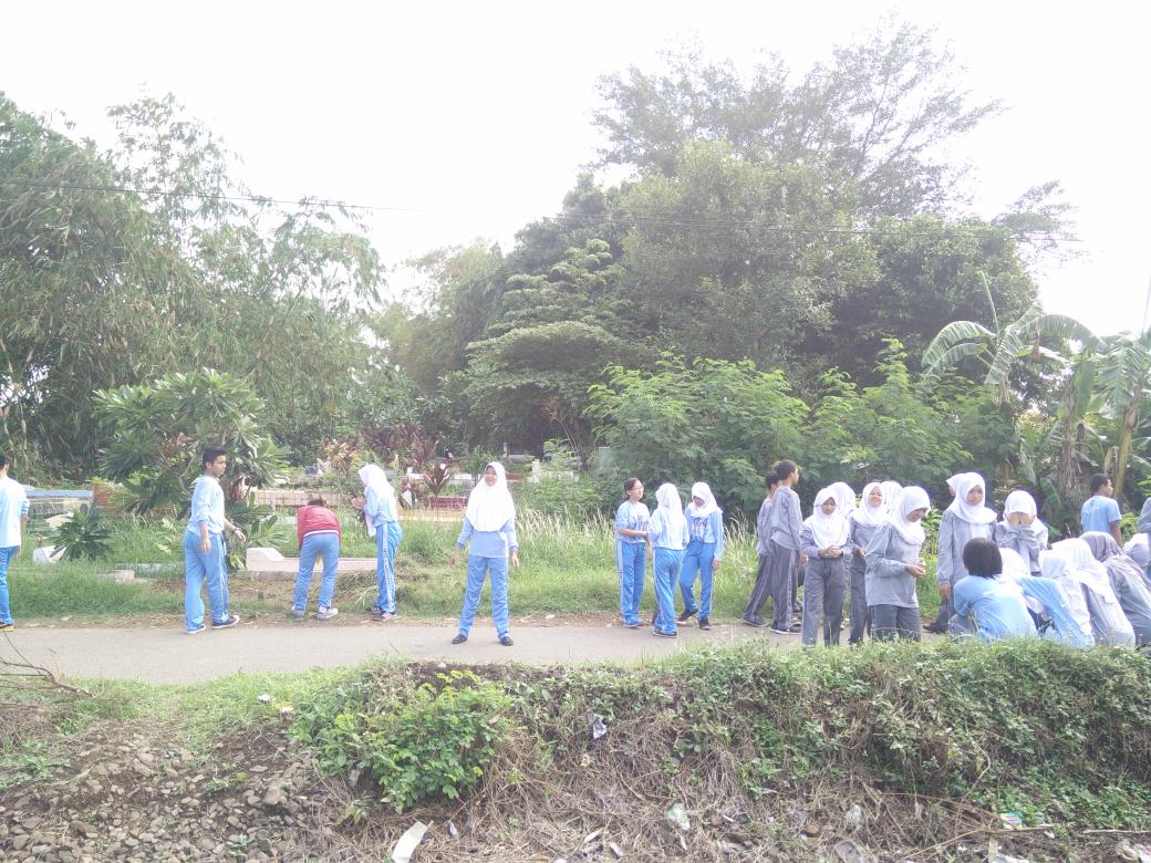 kecpurwakarta1's tweet photo. Penanaman pohon oleh siswa SMUN I PWK, dilokasi kertabumi kel nagri kidul http://t.co/i37njF8k9A