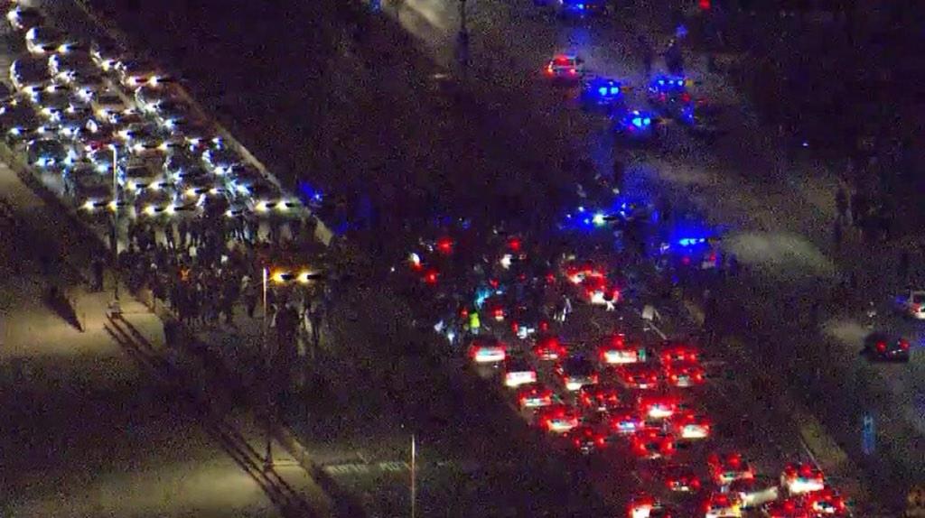 DasherLogistics's tweet photo. #EricGarner protesters stop traffic in both directions on Lake Shore Drive in #Chicago. #ICantBreathe http://t.co/bjAZ7ZBqrN