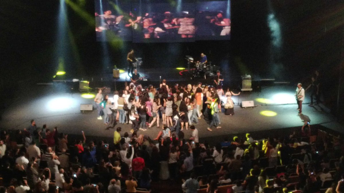 mmosegue's tweet photo. La #CumbieraIntelectual a la venezolana #SuenaCaracas @k_Johansen excelente concierto! #Enamorada http://t.co/rn2Qh8aLme
