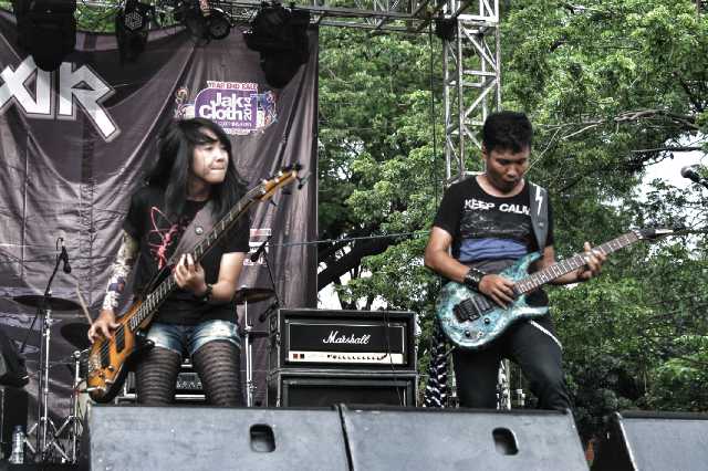 helvieriyanti's tweet photo. At #JakClothYES2014 #DetricRockStage #KHABUTBAND cc @JakCloth @DetricRock @OfficialKhabut @dwipasha11 http://t.co/wzk7oBFwtW