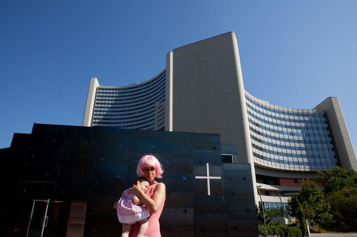 Gipsytudine's tweet photo. #PinkProject quel giorno a vienna. tanto sole, il palazzo dell'onu e una #pinkmission: fare lo scatto! #cancroalseno http://t.co/ezxy4qximH