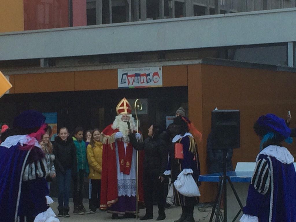 RonchettiJ's tweet image. Gelukkig Sinterklaas is er ook! Hij was vannacht op school in slaap gevallen!! @OBSAyundo