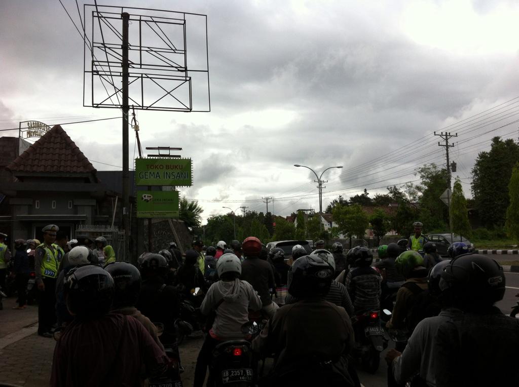...operasi surat2 kendaraan ringroad utara , antara monjali-jakal. <a href="/Jogja24Jam/">Jogja24Jam</a>