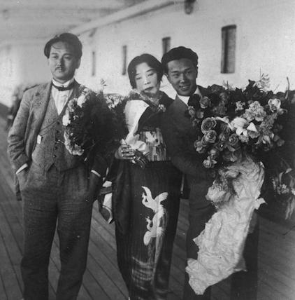 岡本太郎記念館 岡本太郎が両親とともに欧州航路 箱根丸でパリに向け神戸を出航したのが1929年12月5日 今日は太郎にとって 人間 岡本太郎 になる旅立ちの日なのです 写真は船上での一平 かの子そして太郎 Http T Co Hvxw184yfr 岡本太郎記念館 岡本太郎が両親とともに欧州航路 箱根丸でパリに向け神戸を出航したのが1929年12月5日 今日は太郎にとって 人間 岡本太郎 になる旅立ちの日なのです 写真は船上での一平 かの子そして太郎 Http T Co Hvxw184yfr