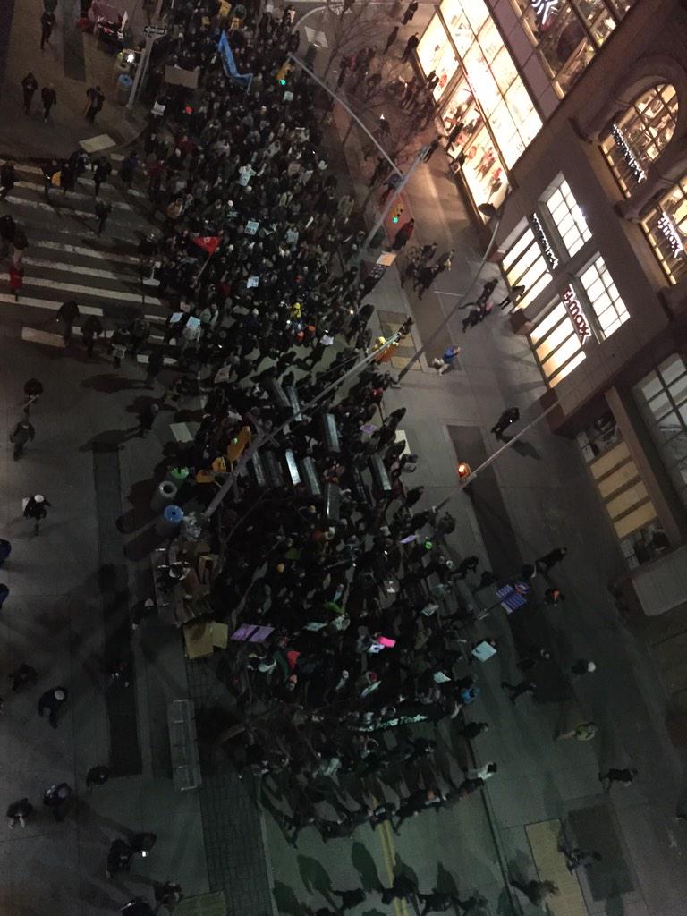 FatimaKSaad's tweet photo. Cool protest and all, but can you do it somewhere else? Someone's trying to study😤😒 http://t.co/viiBCDbMzQ