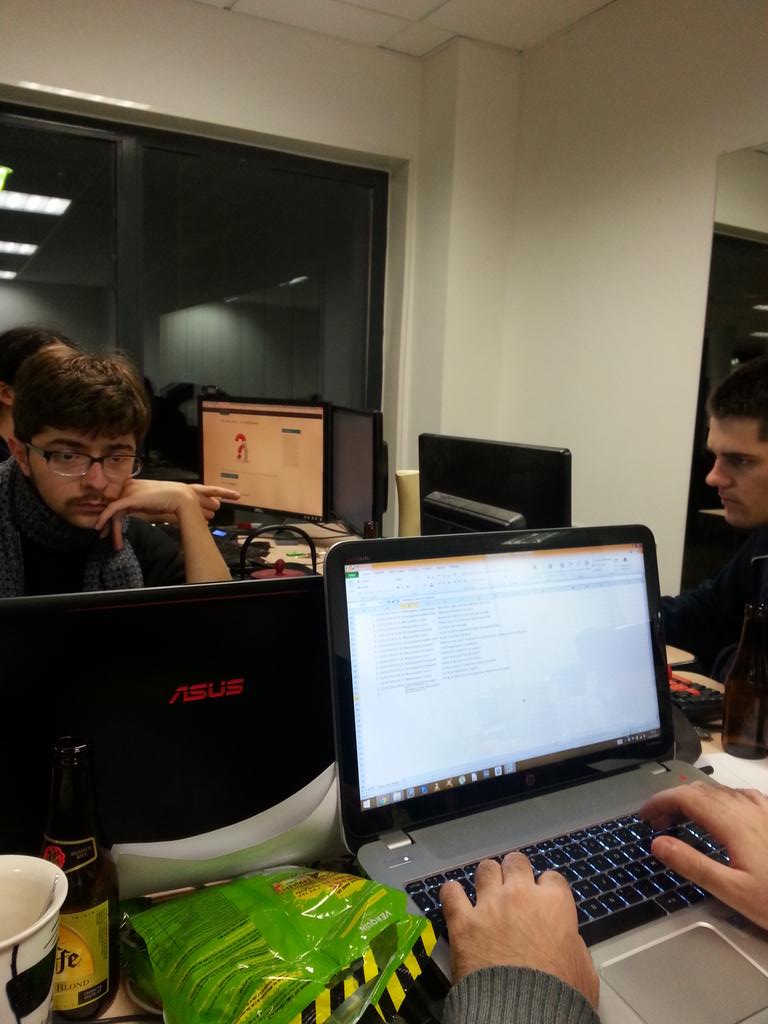 Minisminions's tweet photo. Cernes Party ! #nuitinfo #nuitinfo2014 http://t.co/iAlQ6Nc0Nt