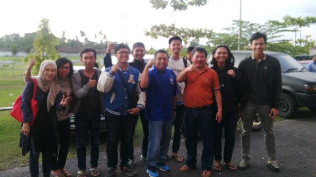 persigar's tweet photo. pa bupati @rudygunawan_grt foto bareng dng para mahasiswa yg tergabung dlm @KMGYK sesaat setelah mendukung Persigar http://t.co/ZfWLRRw24I