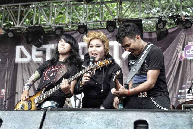 helvieriyanti's tweet photo. At #JakClothYES2014 #DetricRockStage #KHABUTBAND cc @JakCloth @DetricRock @OfficialKhabut @eggoyy @dwipasha11 http://t.co/4NdmXG5lAq