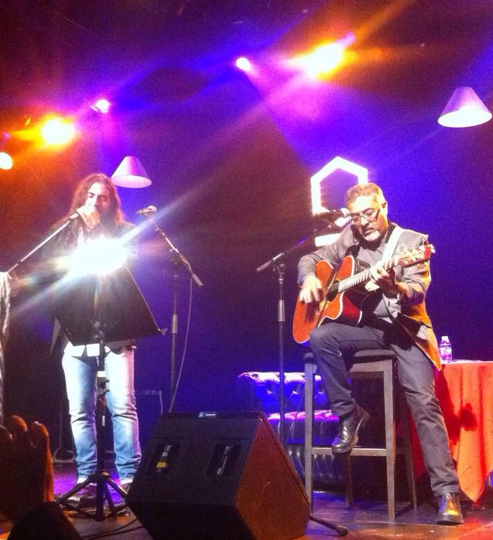 laucors's tweet photo. @DavidFilio cantando a dueto con @AndresSuareztwi "Te vi llegar" del cd VALE LA PENA, en @LunarioMx http://t.co/um9bVHMkbq