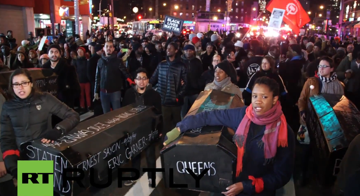 SnowhawkNL's tweet photo. Die-ins&amp;Coffins: Massive rallies grasp #NYC protesting #EricGarner case verdict http://t.co/zmEQbBn4qD #ICantBreathe http://t.co/1xzuVhIi6n