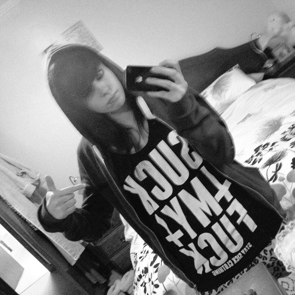 CynthiaAdele_xo's tweet photo. @FRONZ1LLA #FollowMeFronz fuzzy photo but oh well. ๐๐ฏ http://t.co/MdZpV4UzUM
