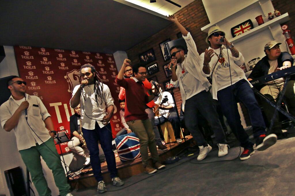 Soa-soa feat Signature Project in action Terimakasih Jogja #Untukpapua 
Cc : <a href="/soaso_a/">soasoa</a>  <a href="/TicklesCafe/">IG : Tickles_Cafe</a> <a href="/itssignature/">SignatureProject</a>