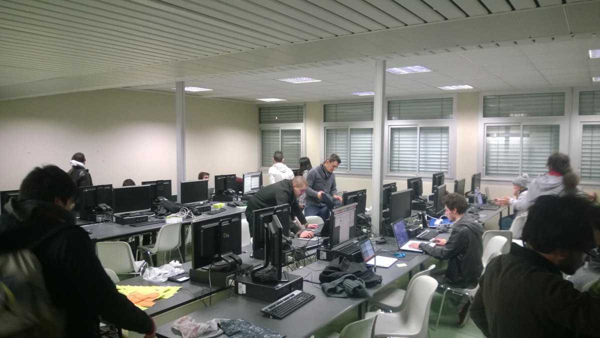 Padawins's tweet photo. @iutInfoBdx Photo en ce moment, peu de monde parti ou endormi :) #Padawins #nuitinfo http://t.co/K54R7lp3VB