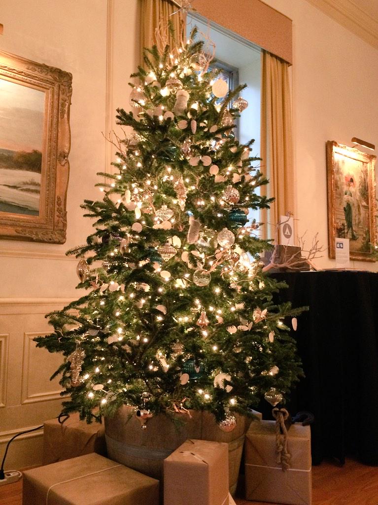 htimsylloh's tweet photo. I can't believe I won this AMAZING tree tonight! Thanks @BaylorUB @rusticscout #designingwithpurpose @milkandbookies http://t.co/XB58Yl543u