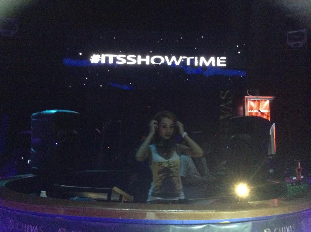 richard_pramana's tweet photo. #itsshowtime dude.. Let's #comeaboard @mbigchallenge at @360_Club fdj vayz innerflow on the desk http://t.co/um2HL0a6El