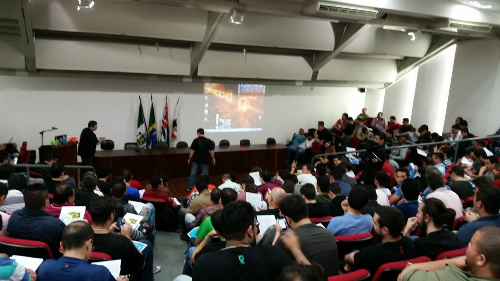 mtaarao's tweet image. Casa cheia na #FIEO para a abertura da #phpconfbr com @ramcoelho falando de websockets e ratchet.