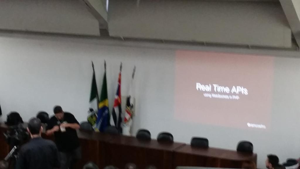 mtaarao's tweet image. Casa cheia na #FIEO para a abertura da #phpconfbr com @ramcoelho falando de websockets e ratchet.