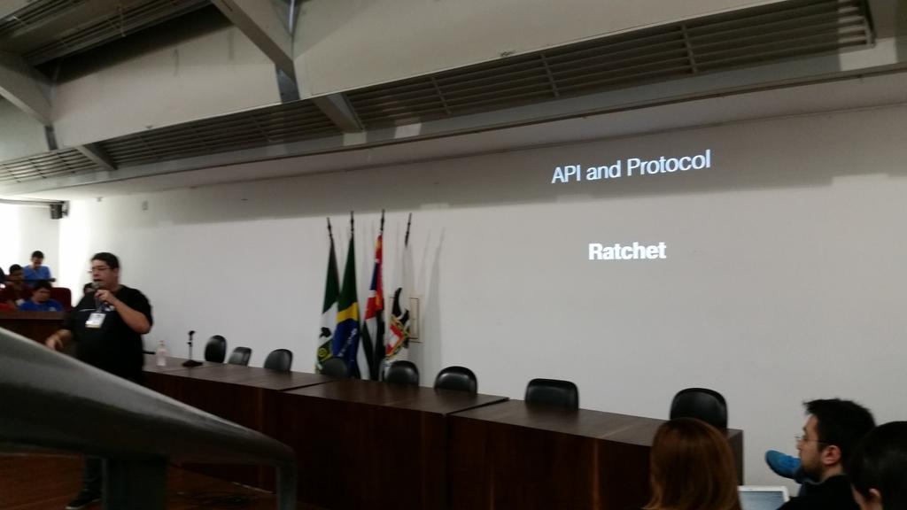 mtaarao's tweet image. Casa cheia na #FIEO para a abertura da #phpconfbr com @ramcoelho falando de websockets e ratchet.