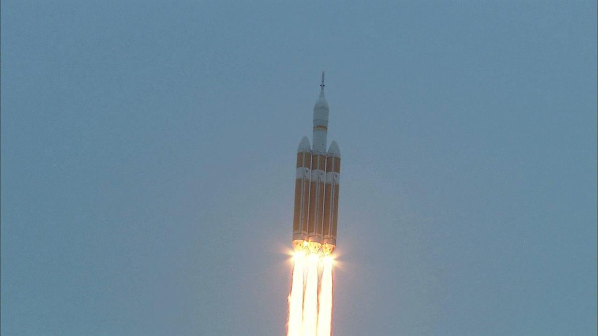 NASAInSight's tweet image. RT @NASAKennedy Image of #Orion launch. Tune in now to NASA TV at nasa.gov/ntv  #journeytomars