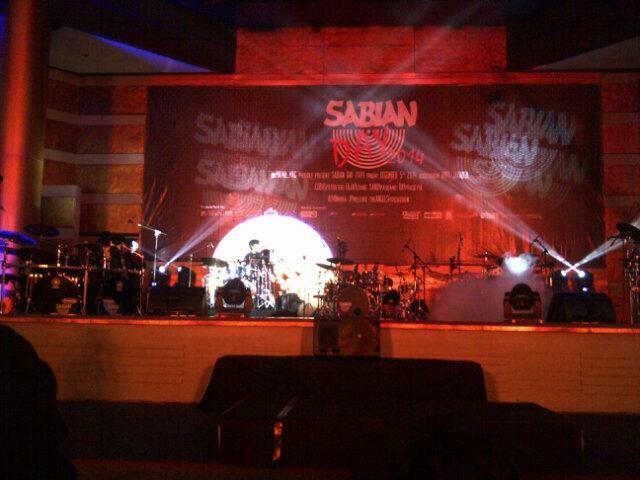 FC_RayReady's tweet photo. Semangattt ayooo, berikan perform terbaik yah :) @Rayprasetya227 #NowPerform #SabianDay2014 http://t.co/ybUfR8FbZq
