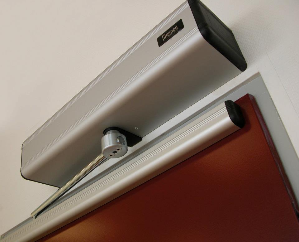 Chameo_BV's tweet photo. In Alphen aan den Rijn moest een bestaande binnendeur automatisch open en dicht gaan. Niets meer en niets minder! http://t.co/9OI1hD3YVq