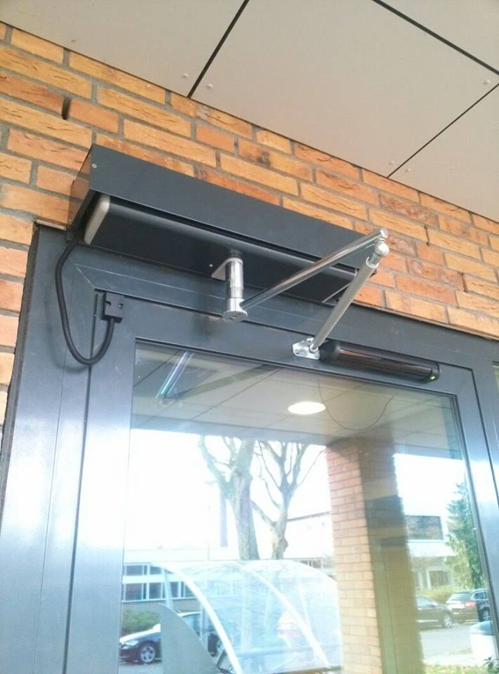 Chameo_BV's tweet photo. Chameo heeft aan de buitenkant van een gebouw de CSX draaideuraandrijving geïnstalleerd, een mooie zwarte behuizing! http://t.co/6aV6AFunEj