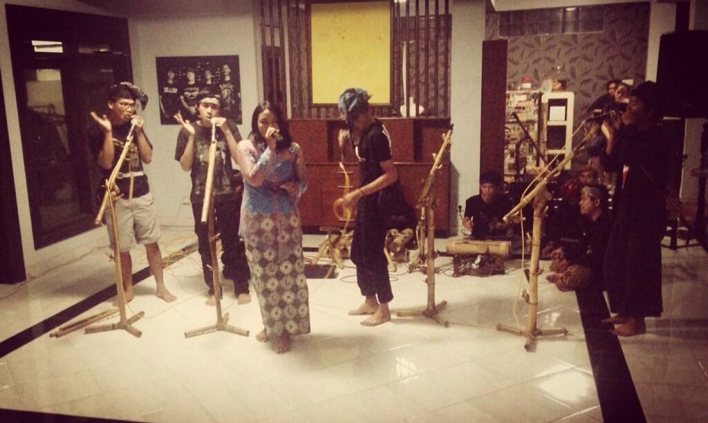 KarindingBoseh's tweet photo. karbos at commonroom :D http://t.co/Oi48eK13ON