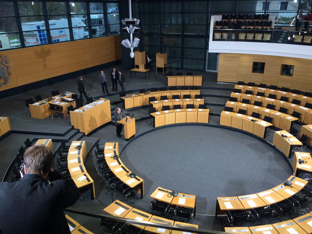oli_67's tweet photo. Gespanntes Warten. Noch eine halbe Stunde dann geht die MP-Wahl los... http://t.co/K4Hy3U0sWY
