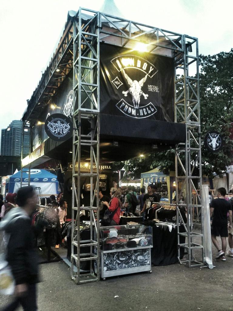 Jakarta merapat ke #JakclothYES2014 skrng juga &amp; mampir ke Booth CFHmerch Area Bluesky No ST 6A. Banyak merch band