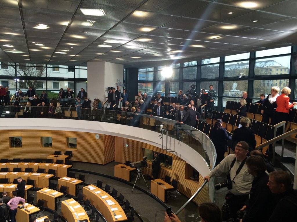 oli_67's tweet photo. Nun füllt sich auch die Besuchertribüne. http://t.co/lkxvjSOE7Y