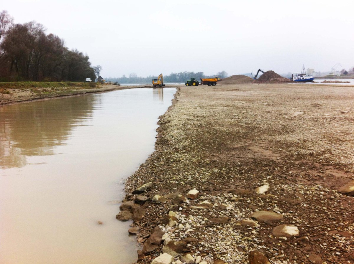 Bauarbeiten auf den Tomateinseln kommen bei Niedrigwasser gut voran.