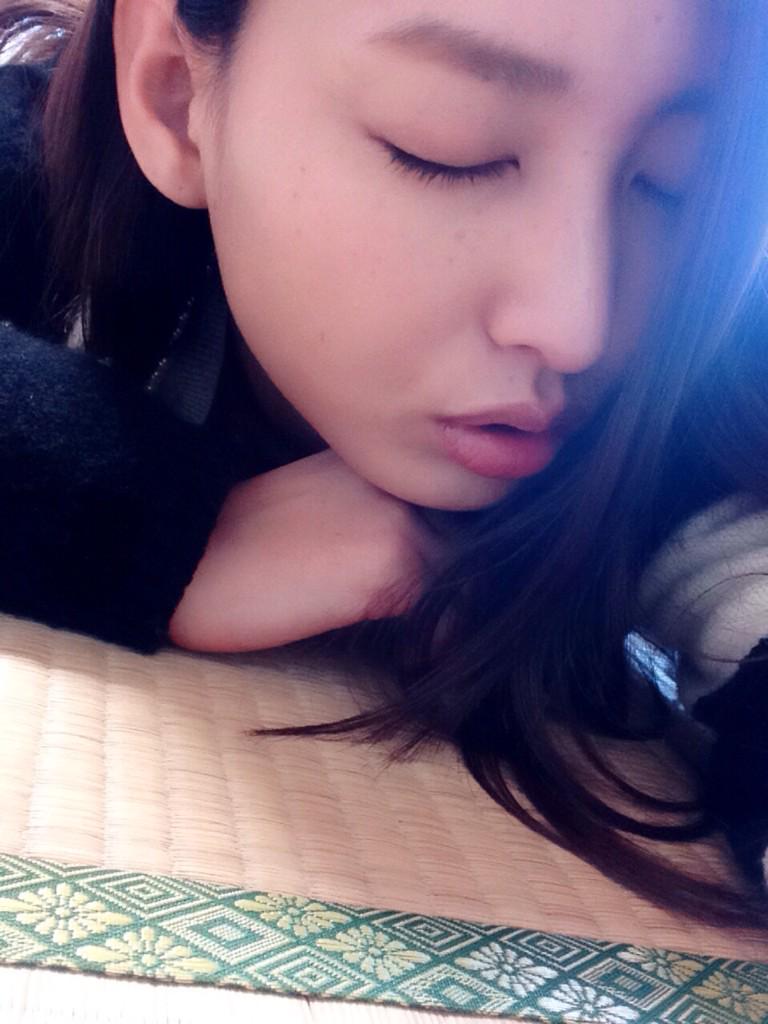 撮影の待ち時間だよん 畳の部屋落ち着くね♡ 台本確認しながらゴロゴロ〜 http://t.co/ob6MfXur9q