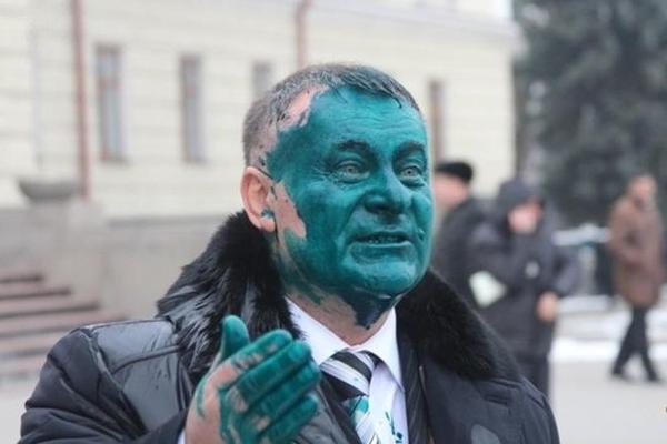 Бывший регионал Петро Тарасюк назвал селян свиньями и получил зеленкой в лицо.