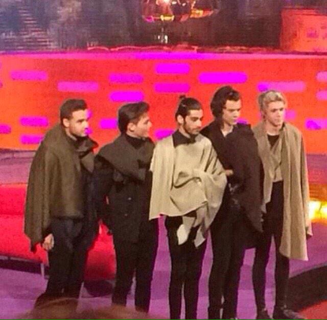 The1DUpdatesSP's tweet photo. Los chicos en el Graham Norton Show anoche http://t.co/YsYnvDpPtS