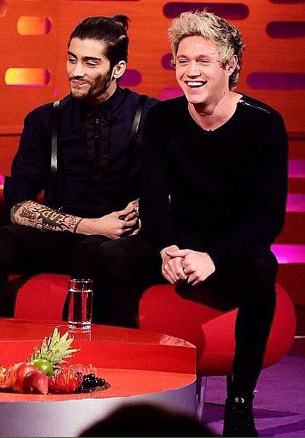 The1DUpdatesSP's tweet photo. Los chicos en el Graham Norton Show anoche http://t.co/YsYnvDpPtS