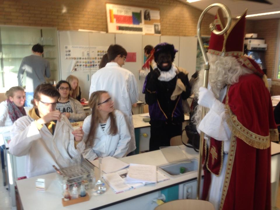 dlm_sk's tweet photo. Sinterklaas op bezoek. Hij weet ook wonderbaarlijk veel van scheikunde! http://t.co/TourDe3aLO