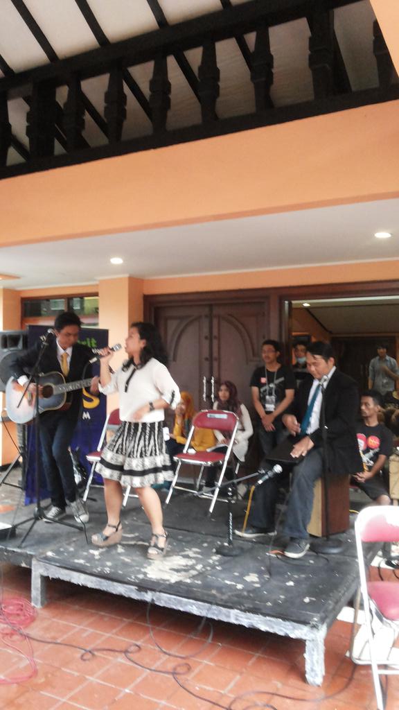 Suasana akustik performance di Cak Durasim. Buruan dateng yuk guys!