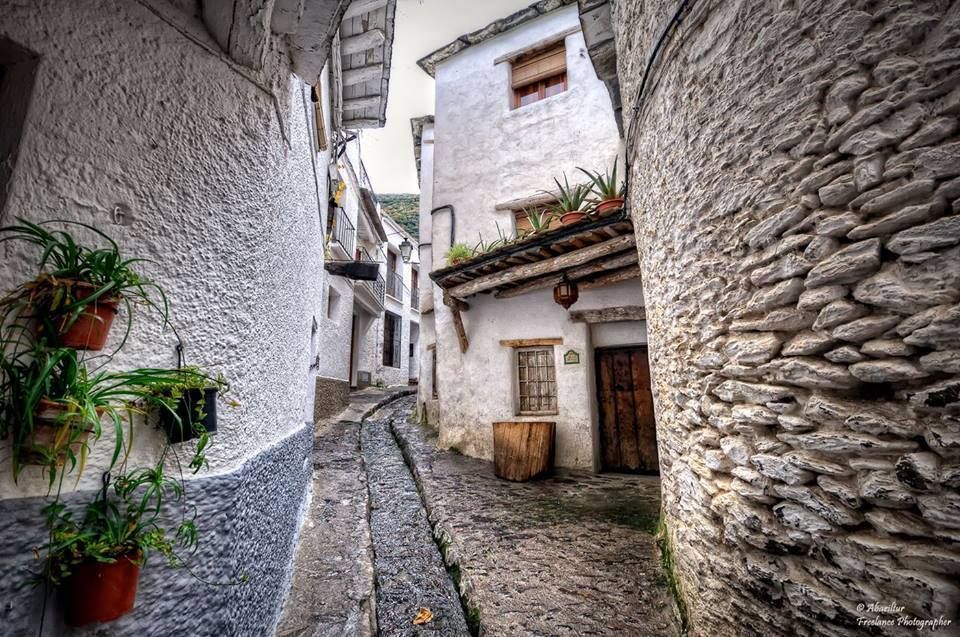 Alcadimahotel's tweet photo. Paisajes de la #Alpujarra Granadina http://t.co/HifsRjZvSz verde, sorprendente, pintoresca #FelizPuente #Granada http://t.co/ky0IAg6xa3