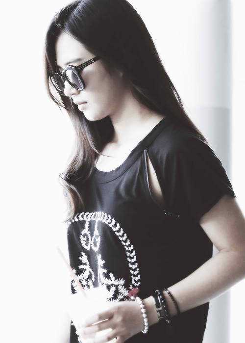 I maybe the busiest person on earth but my HEAwill ALWAYS be with YOU. Happy Birthday Kwon Yuri! i u. 