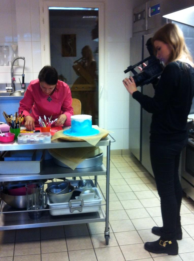 Mary_Grammont's tweet photo. En plein reportage Tv pour une cliente ! #cakedesign #Grenoble cc @_Mediatik_ http://t.co/b9GwvWMuHR