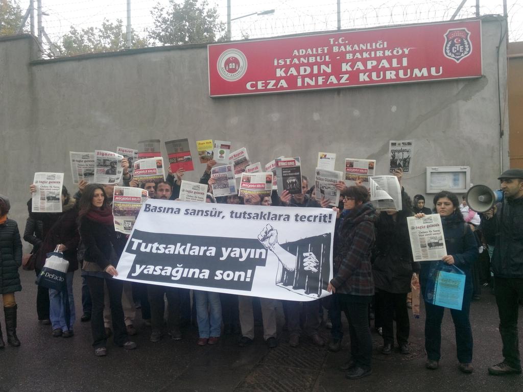 Tutsaklara yayin yasağına son demek için yeniden Bakırköy cezaevi onundeyiz